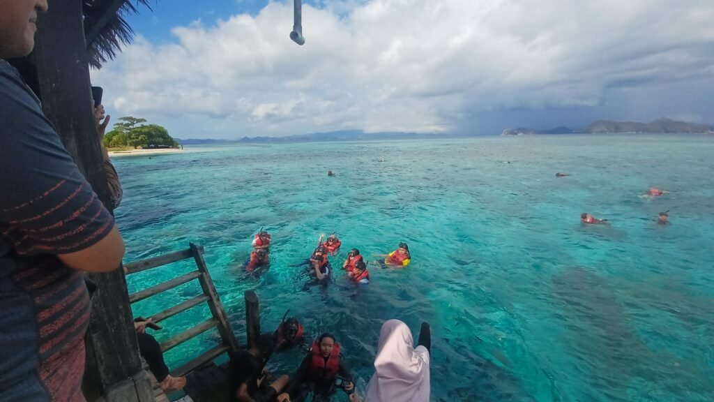 snorkeling at kanawa island